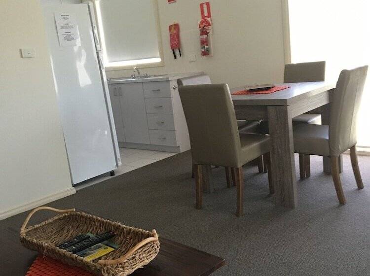 Отель Airport Tourist Village Melbourne