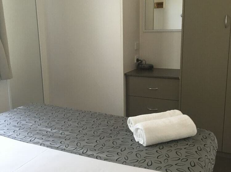 Отель Airport Tourist Village Melbourne