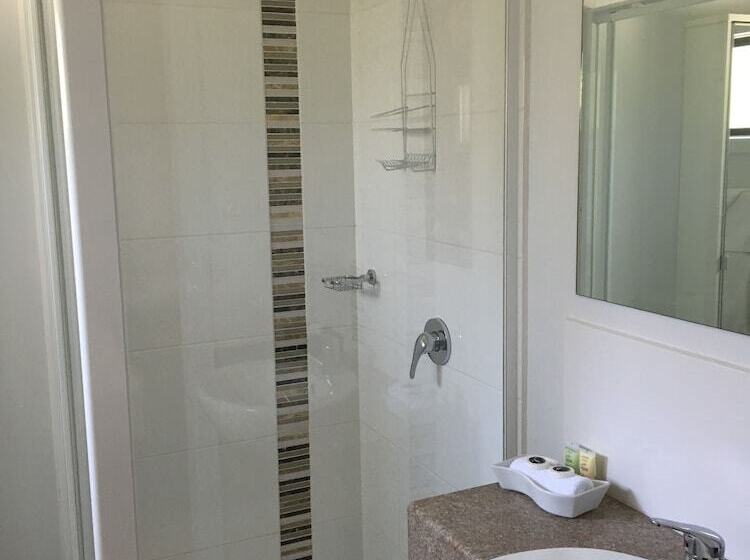 Отель Airport Tourist Village Melbourne