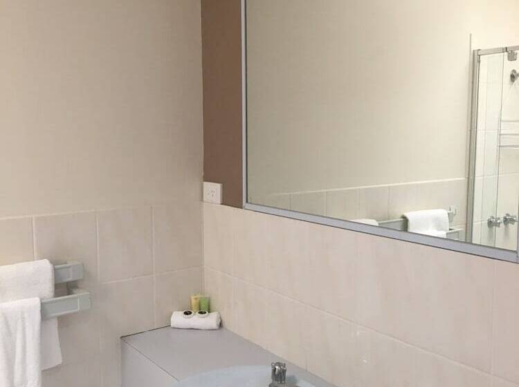 Отель Airport Tourist Village Melbourne