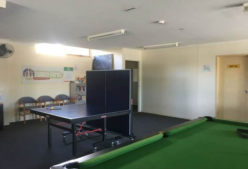 Отель Airport Tourist Village Melbourne