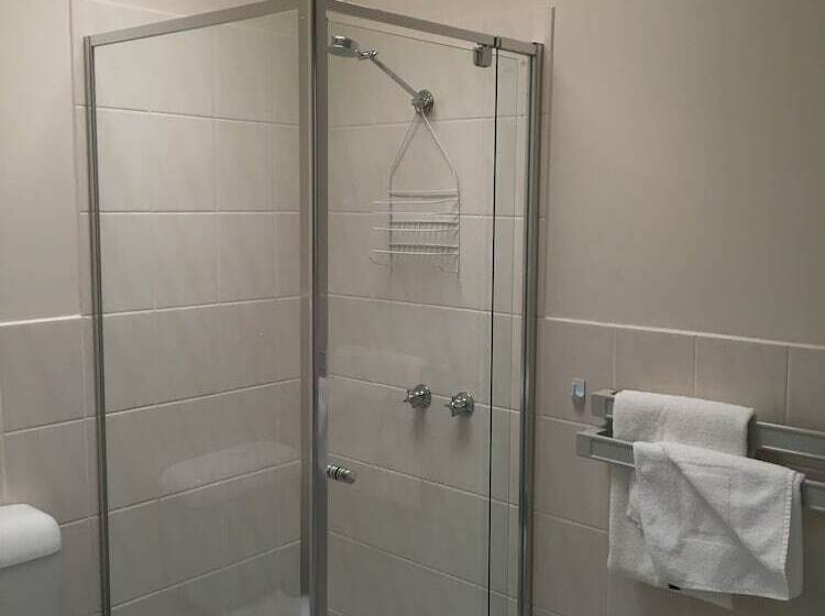 Отель Airport Tourist Village Melbourne