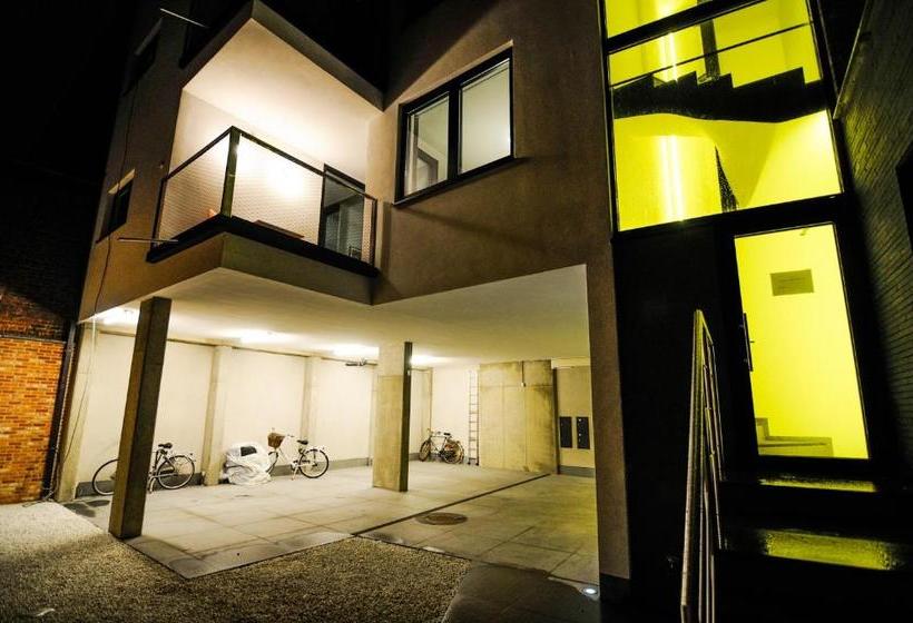 ホテル Your House Apartments