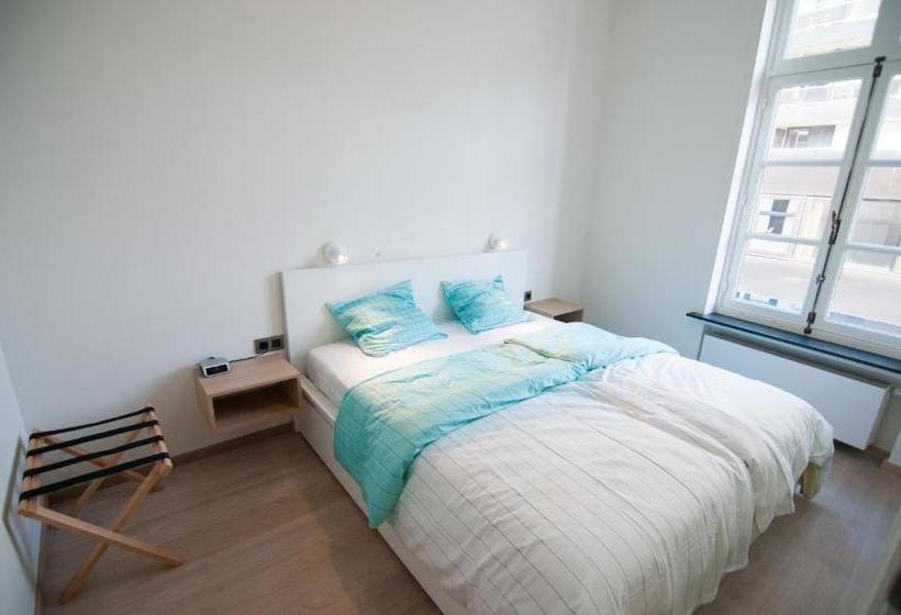 ホテル Your House Apartments