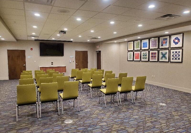 هتل Holiday Inn Express & Suites Sandusky, An Ihg