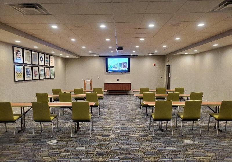 هتل Holiday Inn Express & Suites Sandusky, An Ihg