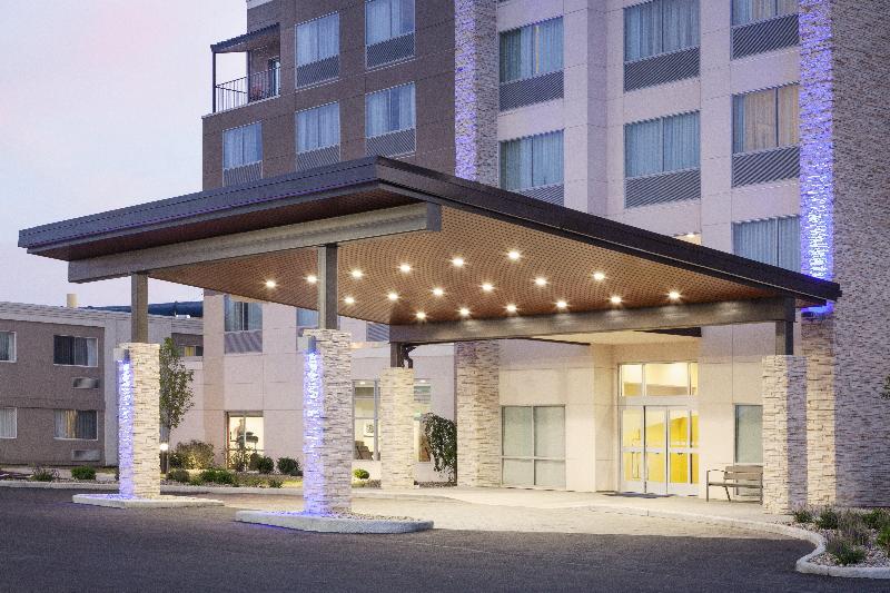 هتل Holiday Inn Express & Suites Sandusky, An Ihg