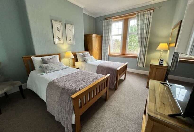 پانسیون Pinewood Country House