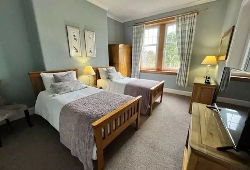 پانسیون Pinewood Country House