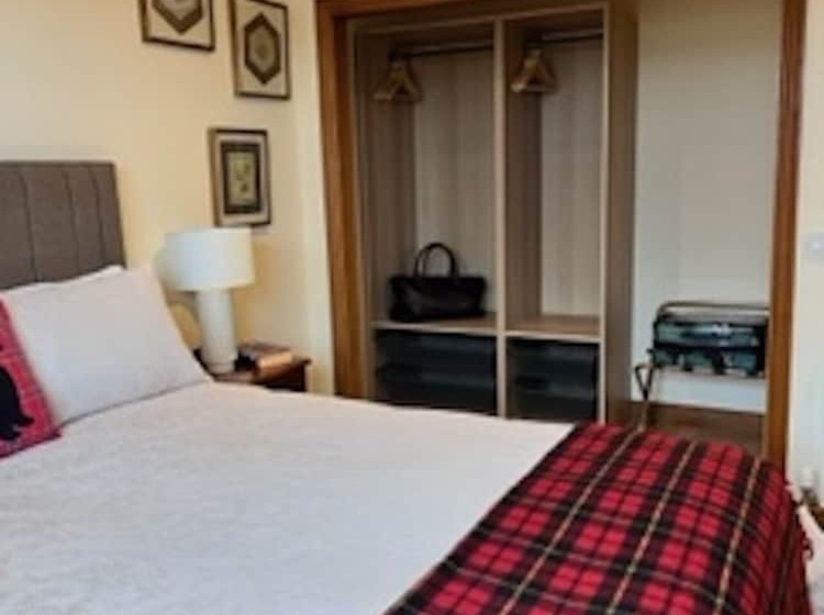 پانسیون Pinewood Country House