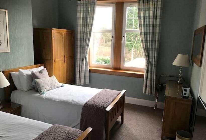 پانسیون Pinewood Country House