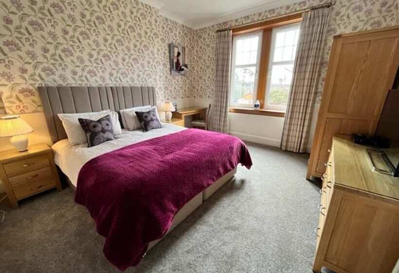 پانسیون Pinewood Country House