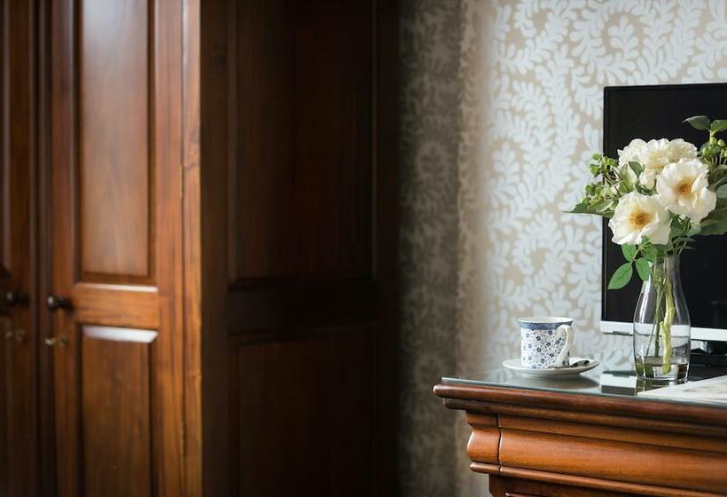 پانسیون Pinewood Country House