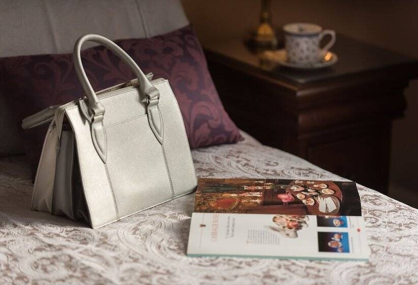 پانسیون Pinewood Country House