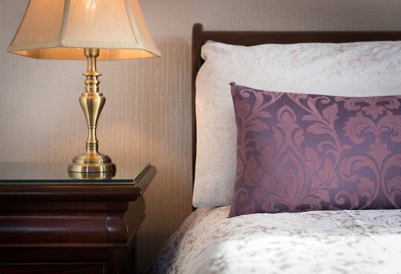 پانسیون Pinewood Country House