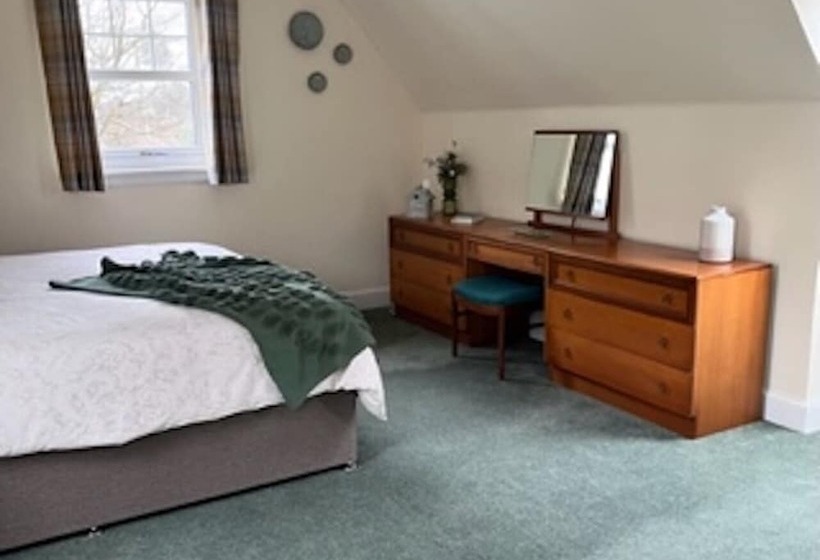 پانسیون Pinewood Country House