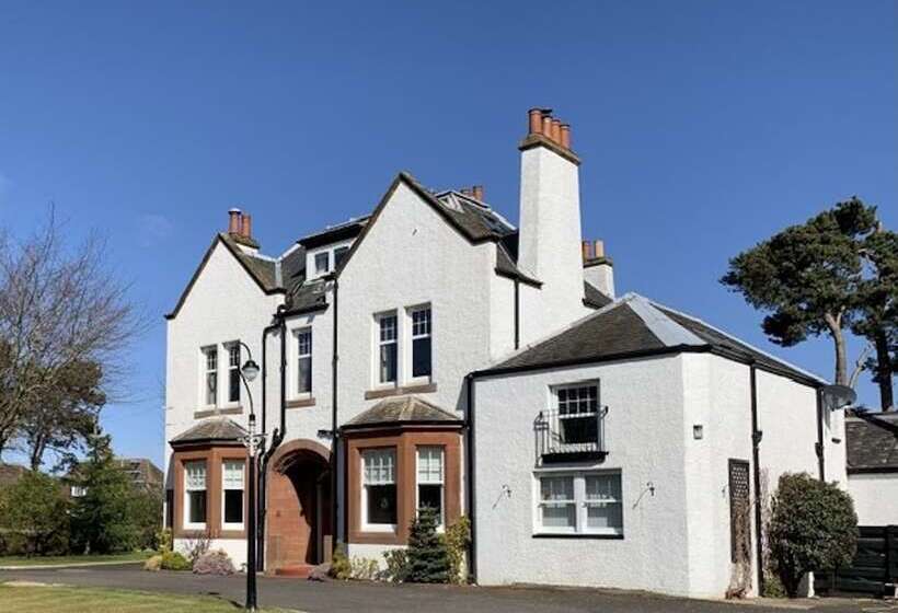 پانسیون Pinewood Country House