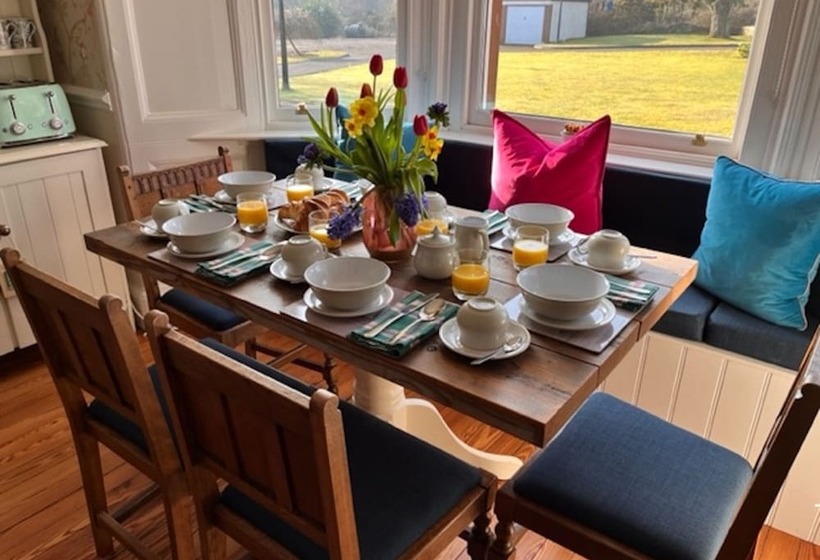 پانسیون Pinewood Country House