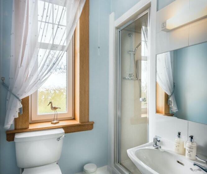 پانسیون Pinewood Country House