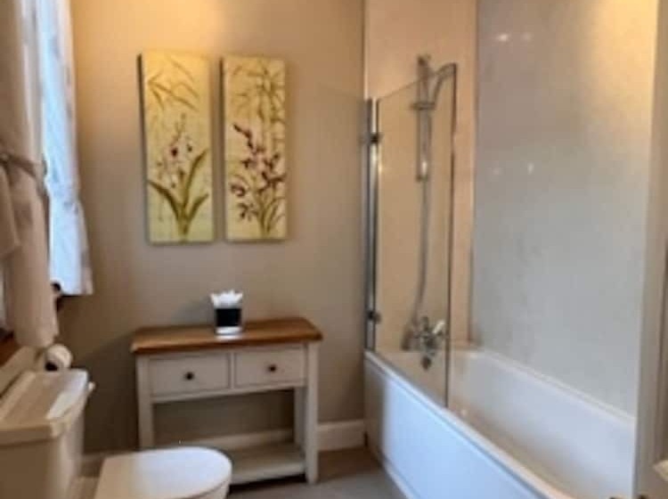 پانسیون Pinewood Country House