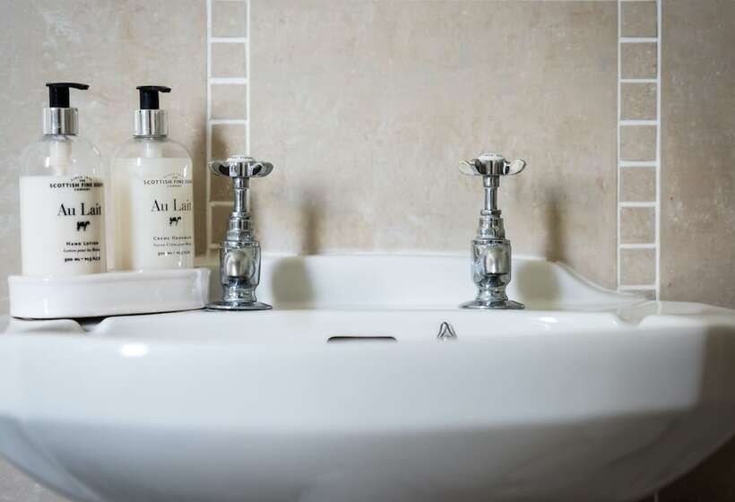 پانسیون Pinewood Country House