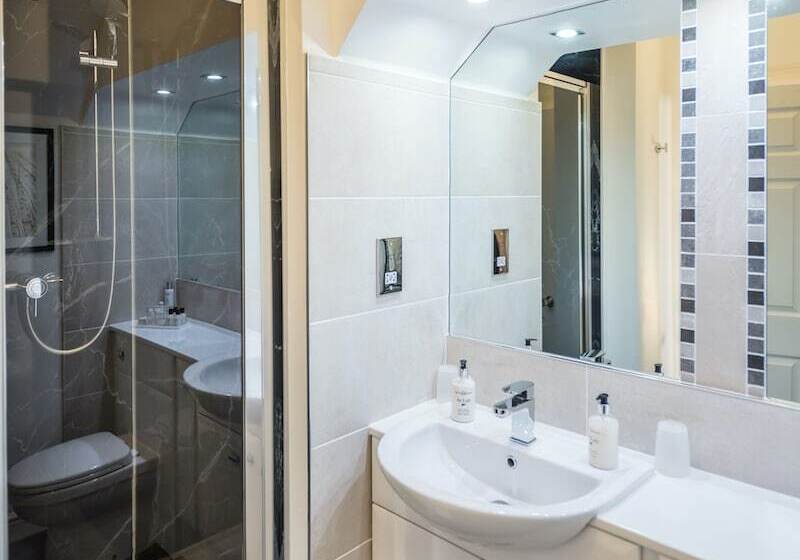 پانسیون Pinewood Country House