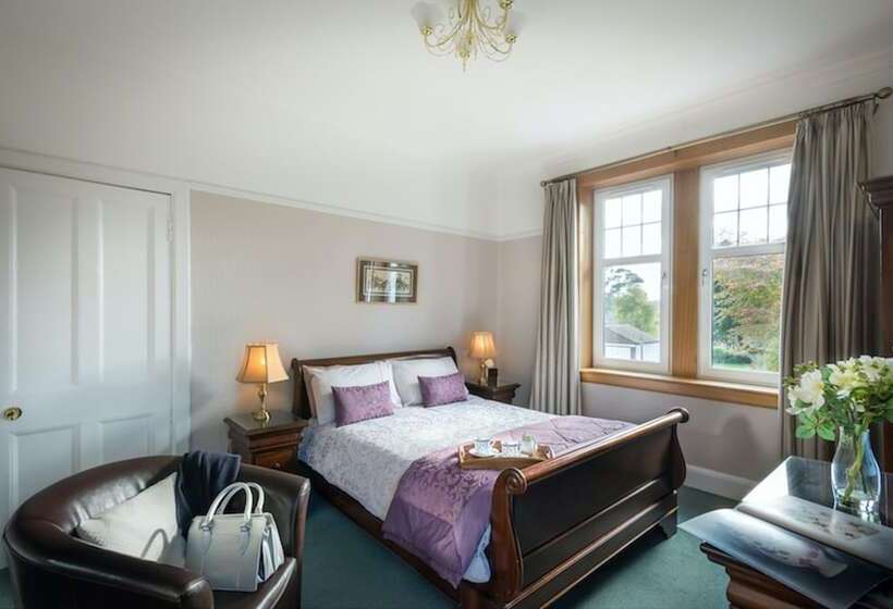 پانسیون Pinewood Country House