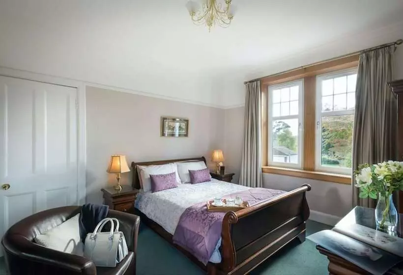 پانسیون Pinewood Country House
