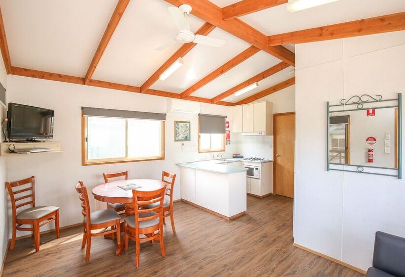 Aquarius Apartments And Cabins