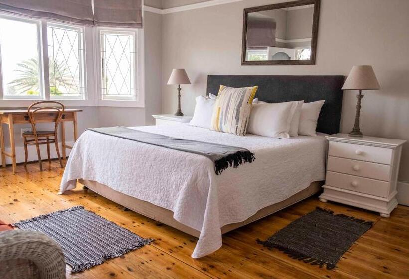 تختخواب و صبحانه Conifer Beach House