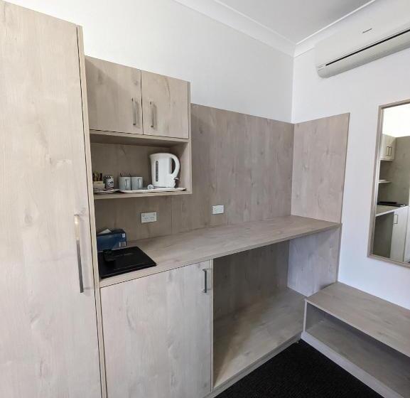 Отель Country Lodge Motor Inn