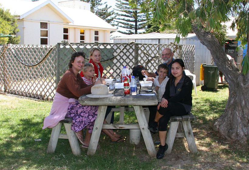 فندق صغير Oceanfront Backpackers