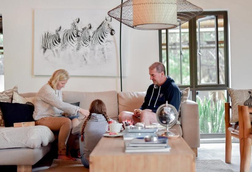 هتل Moditlo River Lodge