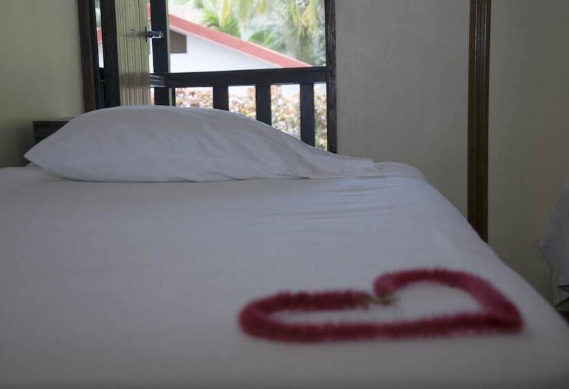 فندق Pelican Beachfront