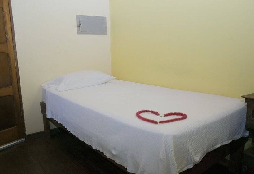 فندق Pelican Beachfront