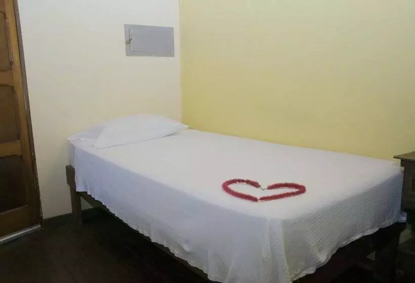 Hotelli Pelican Beachfront