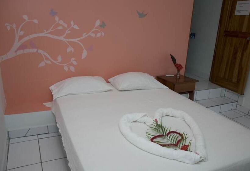 فندق Pelican Beachfront