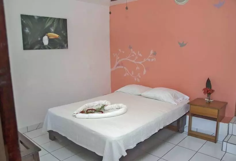 Hotelli Pelican Beachfront