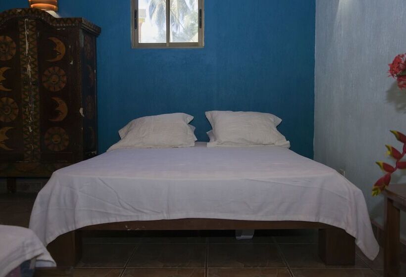 فندق Pelican Beachfront