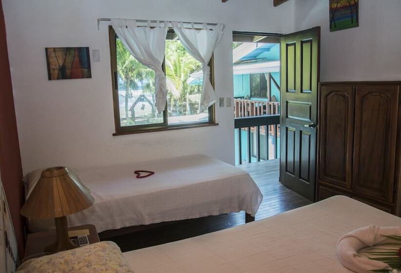 فندق Pelican Beachfront