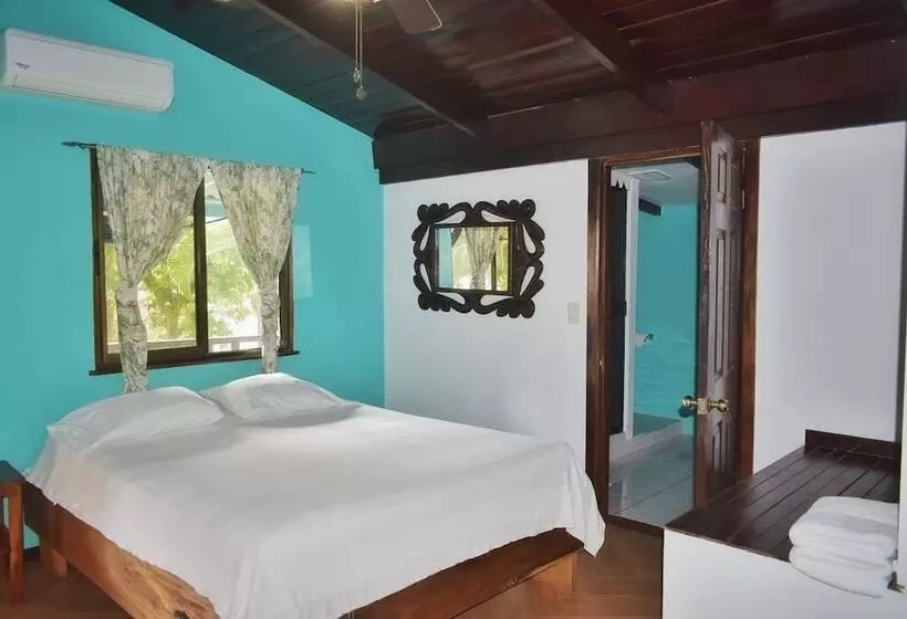 Hotelli Pelican Beachfront