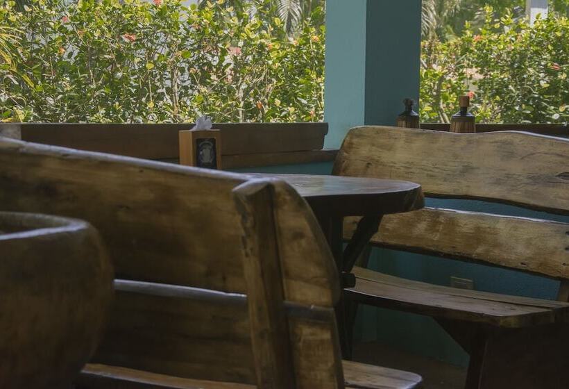 فندق Pelican Beachfront