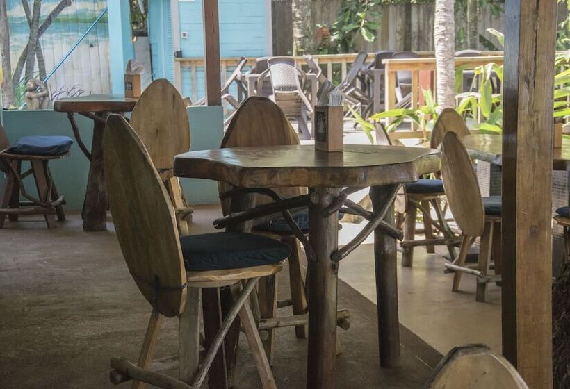 فندق Pelican Beachfront