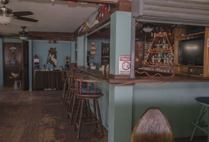 فندق Pelican Beachfront