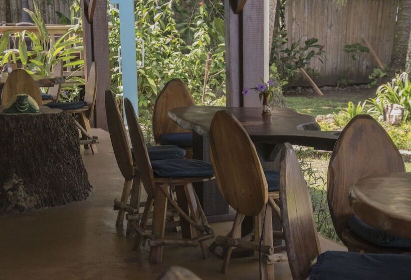 فندق Pelican Beachfront