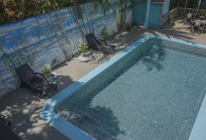 Hotelli Pelican Beachfront