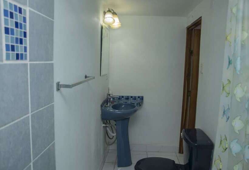 فندق Pelican Beachfront