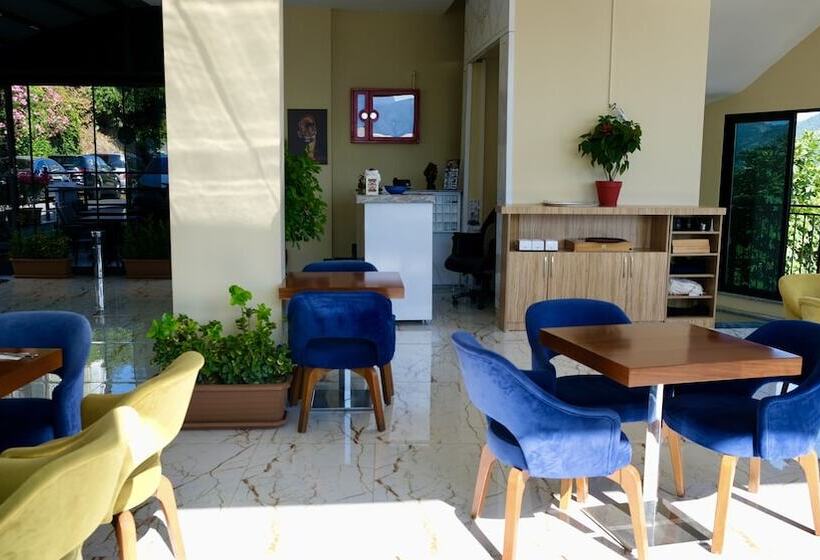 هاستل Castle S Light Boutique