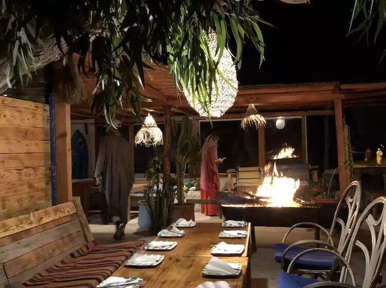 Retkeilymaja Surf House Lodge