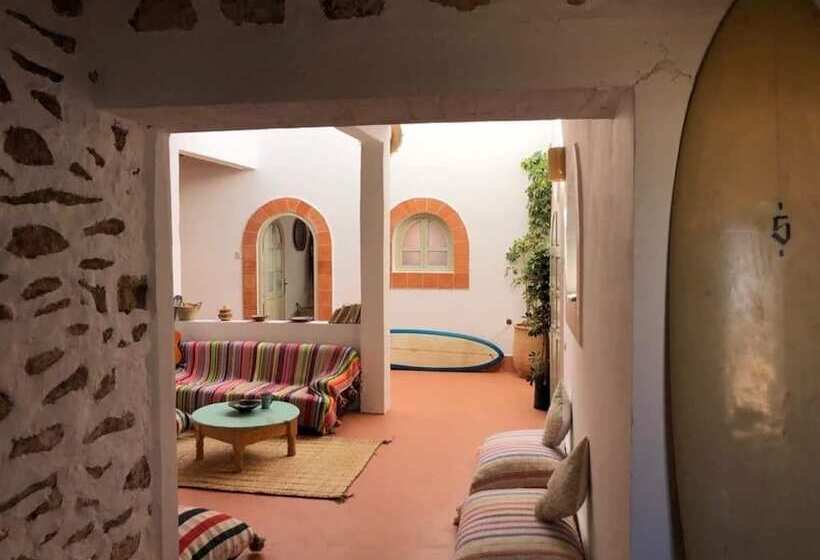 Общежитие Surf House Lodge